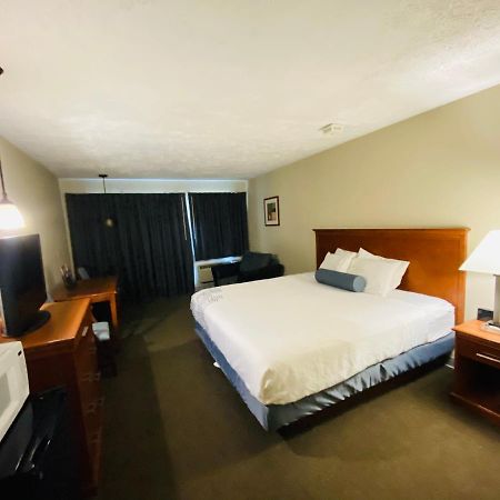 Fleetwood Inn Suites Чебойган Экстерьер фото