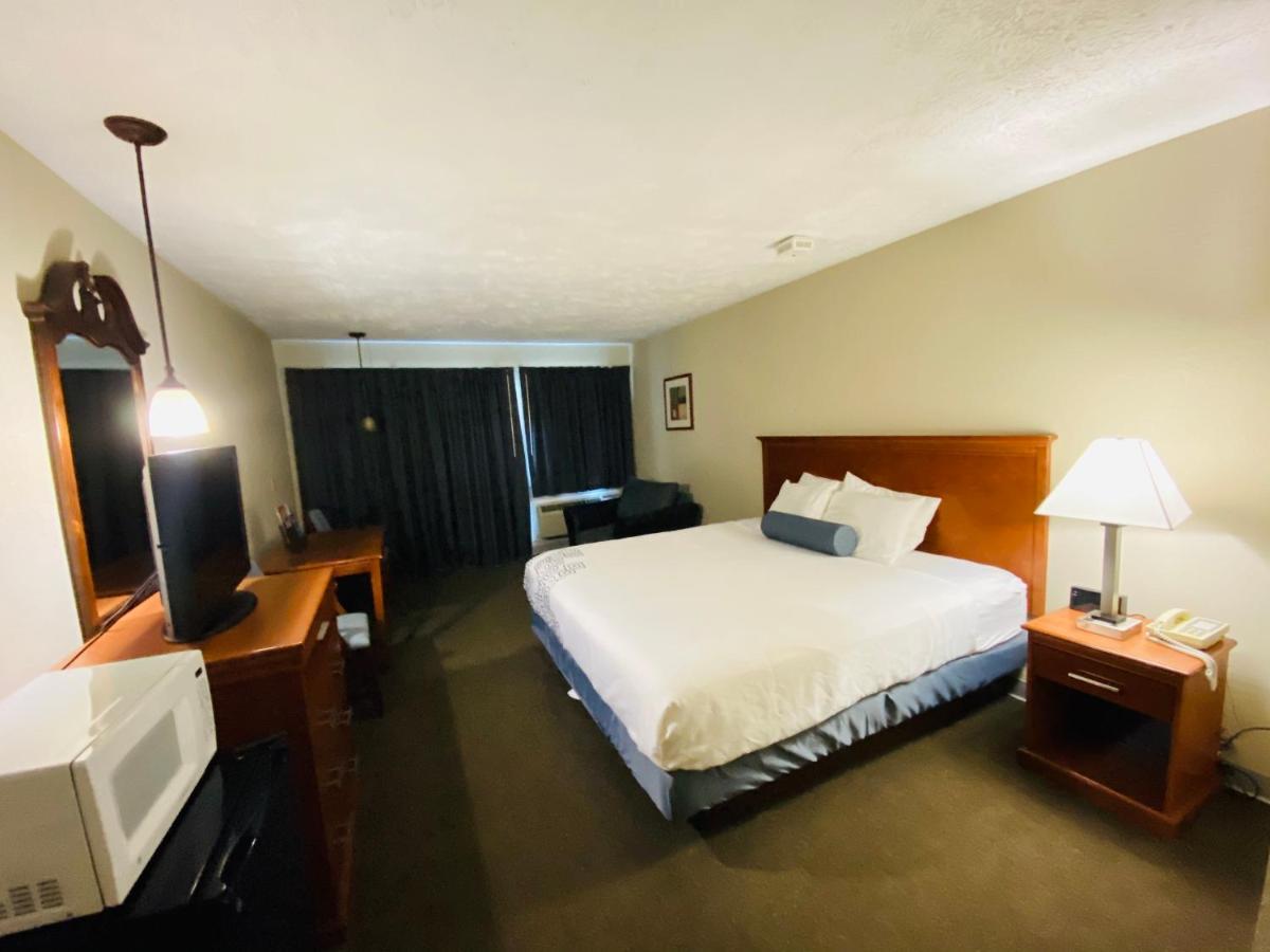 Fleetwood Inn Suites Чебойган Экстерьер фото