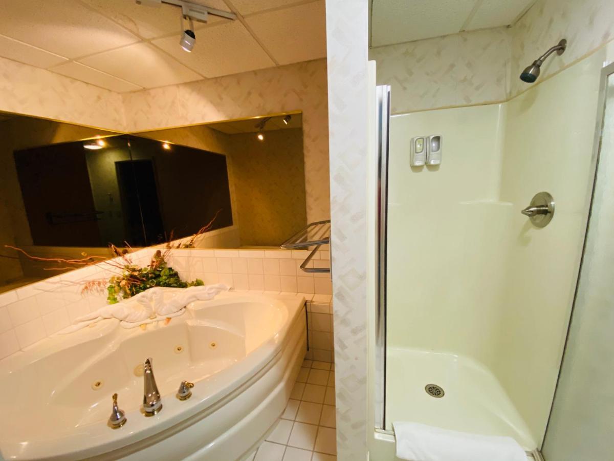 Fleetwood Inn Suites Чебойган Экстерьер фото
