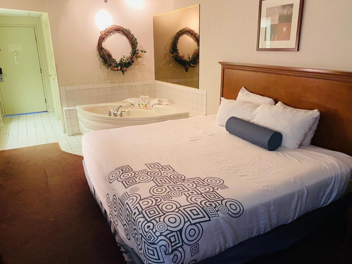 Fleetwood Inn Suites Чебойган Экстерьер фото