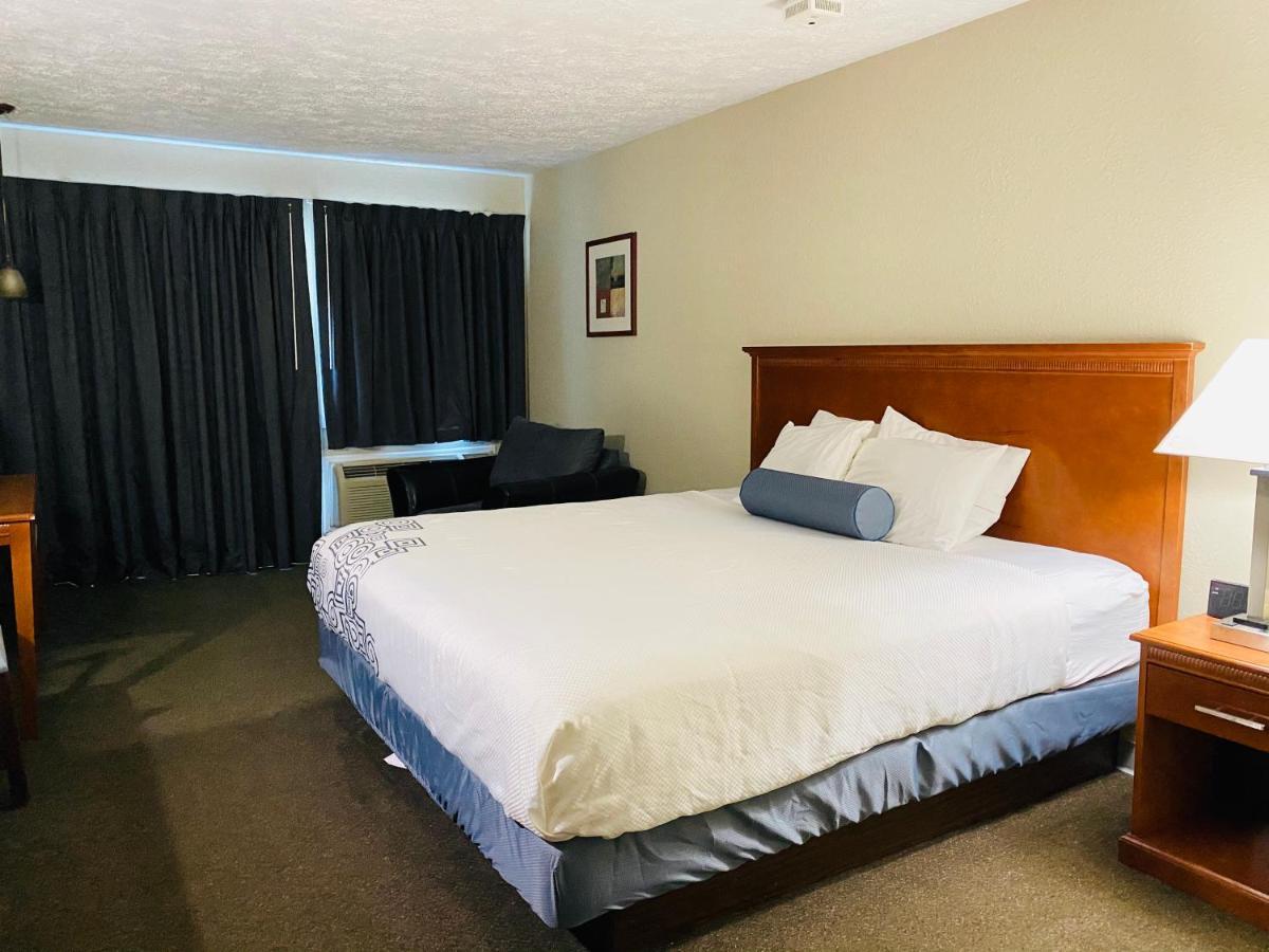 Fleetwood Inn Suites Чебойган Экстерьер фото
