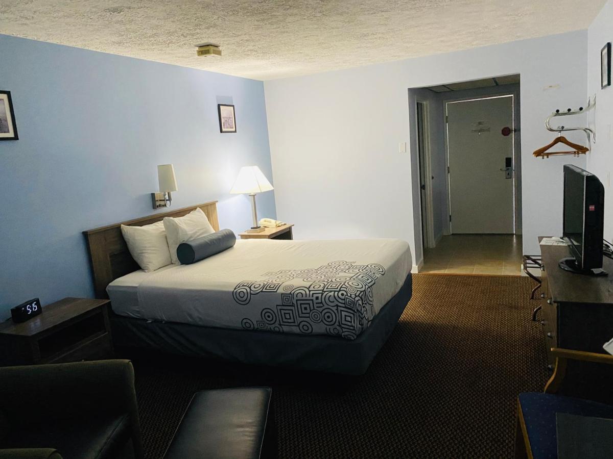 Fleetwood Inn Suites Чебойган Экстерьер фото
