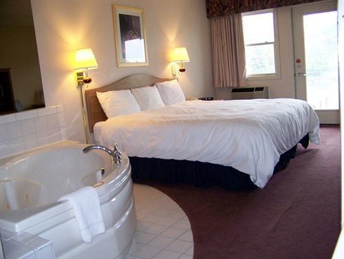Fleetwood Inn Suites Чебойган Экстерьер фото