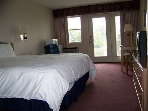 Fleetwood Inn Suites Чебойган Экстерьер фото